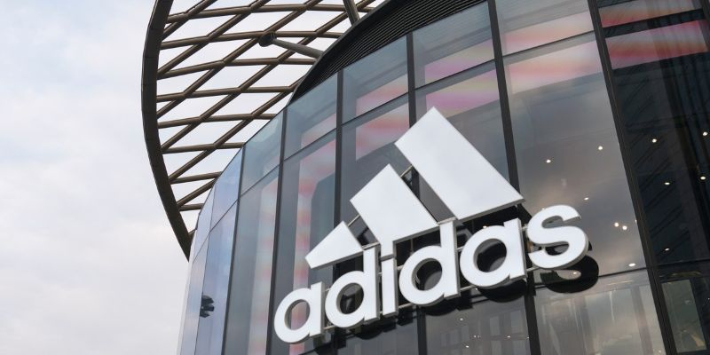 
						Adidas возвращается к росту и повышает прогноз на 2026 год